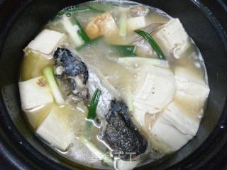 电饭煲豆腐鱼头汤的做法步骤：3
