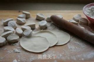 梅花饺的做法步骤：1