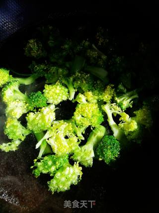 鸡丁西兰花的做法步骤：2