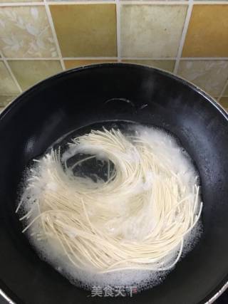 牛肉炒面的做法步骤：2