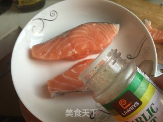 香煎三文鱼的做法步骤：3