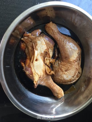 电饭煲五香卤鸡腿的做法步骤：1