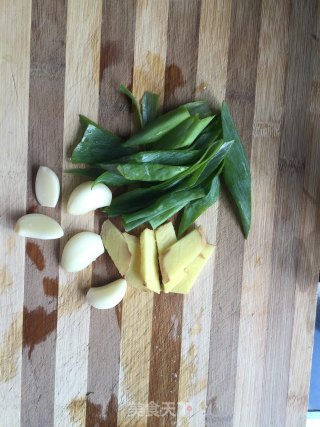 电饭煲五香卤鸡腿的做法步骤：2