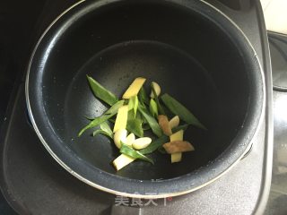 电饭煲五香卤鸡腿的做法步骤：3