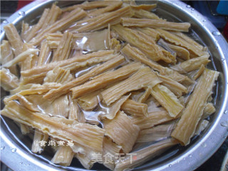咖喱羊肉焖腐竹的做法步骤：1