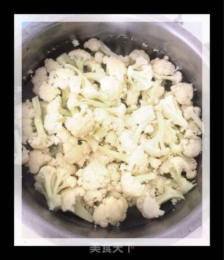菜花炒肉的做法步骤：1