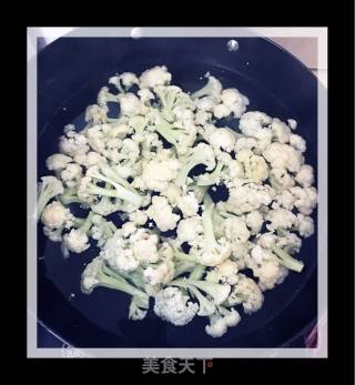 菜花炒肉的做法步骤：2
