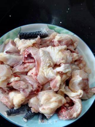 红枣枸杞蒸鸡的做法步骤：1