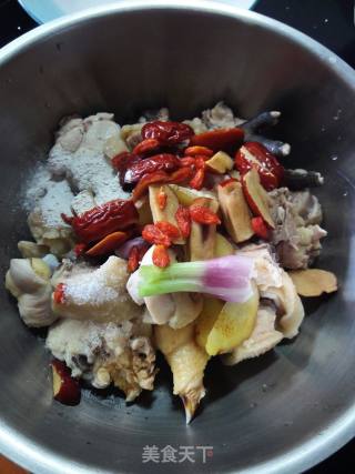 红枣枸杞蒸鸡的做法步骤：2
