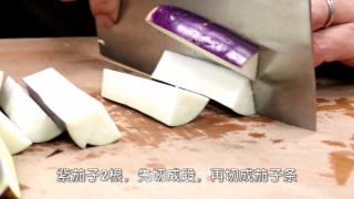 怎样做【鱼香茄子煲】不油腻的做法步骤：1