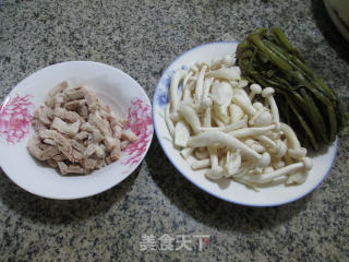 雪菜五花肉炒白玉菇的做法步骤：1