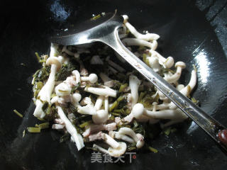 雪菜五花肉炒白玉菇的做法步骤：4