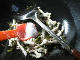 雪菜五花肉炒白玉菇的做法步骤：5