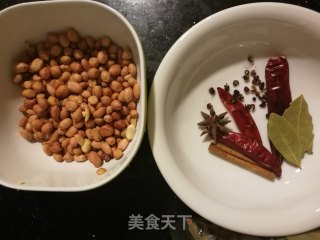 自制小零食——酥香可口的麻辣酒鬼花生（记忆里的黄飞红）的做法步骤：1