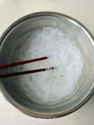 裙带菜拌粉丝的做法步骤：2