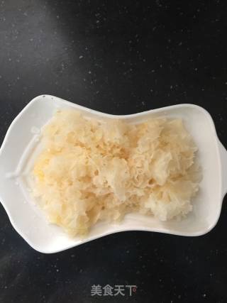 银耳莲子红枣羹的做法步骤：2