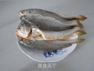 红烧小黄鱼的做法步骤：1