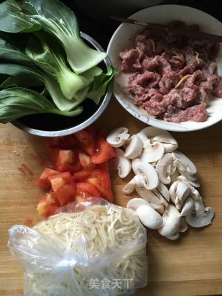 西红柿蘑菇牛肉面的做法步骤：3