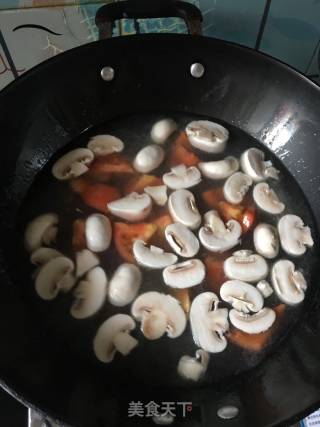 西红柿蘑菇牛肉面的做法步骤：9