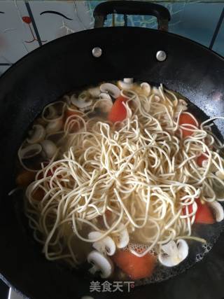 西红柿蘑菇牛肉面的做法步骤：10