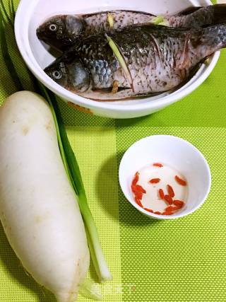 萝卜丝鲫鱼汤的做法步骤：1