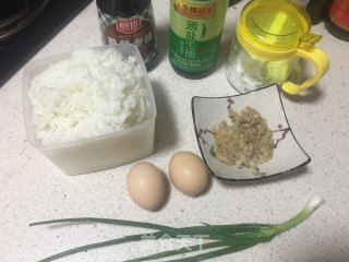 猪油渣酱油炒饭的做法步骤：1