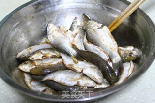 椒盐香酥炸鱼的做法步骤：2