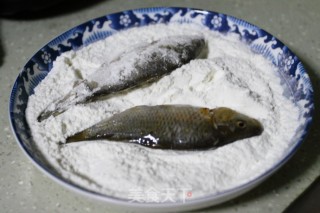 椒盐香酥炸鱼的做法步骤：3
