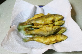 椒盐香酥炸鱼的做法步骤：6