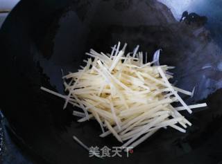 土豆丝鸡蛋饼的做法步骤：2