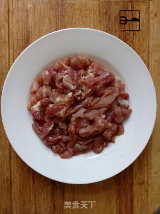 老北京风味京酱肉丝的做法步骤：2