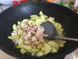 西葫芦炒鸡片的做法步骤：9