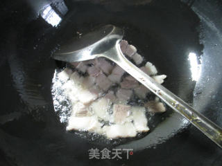 黑木耳五花肉炒菜芯的做法步骤：2
