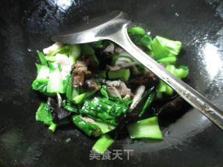 黑木耳五花肉炒菜芯的做法步骤：3
