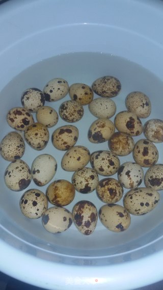 泡椒鹌鹑蛋的做法步骤：1