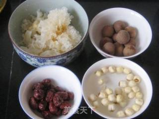 教你如何用山楂汁做银耳羹的做法步骤：1