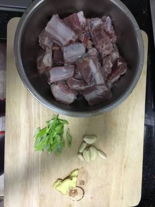 红烧排骨的做法步骤：1