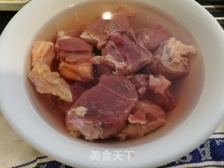 超简单的家庭版红烧牛肉的做法步骤：1