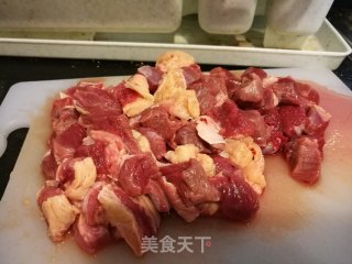 超简单的家庭版红烧牛肉的做法步骤：2