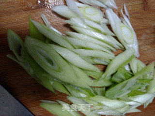 葱烧八带鱼的做法步骤：1