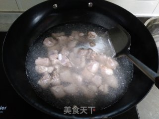 莲藕炖脆骨肉的做法步骤：2