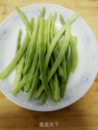 缤纷豆角小炒的做法步骤：1
