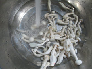 白玉菇炒芹菜的做法步骤：2