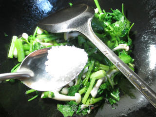 白玉菇炒芹菜的做法步骤：6