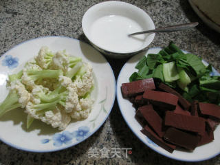 菜芯鸭血花菜羹的做法步骤：1
