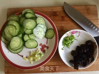 黄瓜木耳丸子汤的做法步骤：4