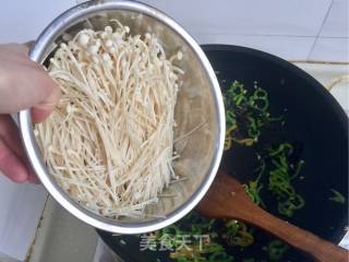 尖椒木耳金针菇的做法步骤：6