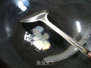 茭白烧大闸蟹的做法步骤：2