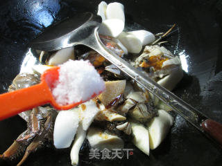 茭白烧大闸蟹的做法步骤：9
