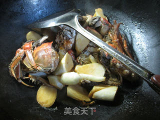 茭白烧大闸蟹的做法步骤：10